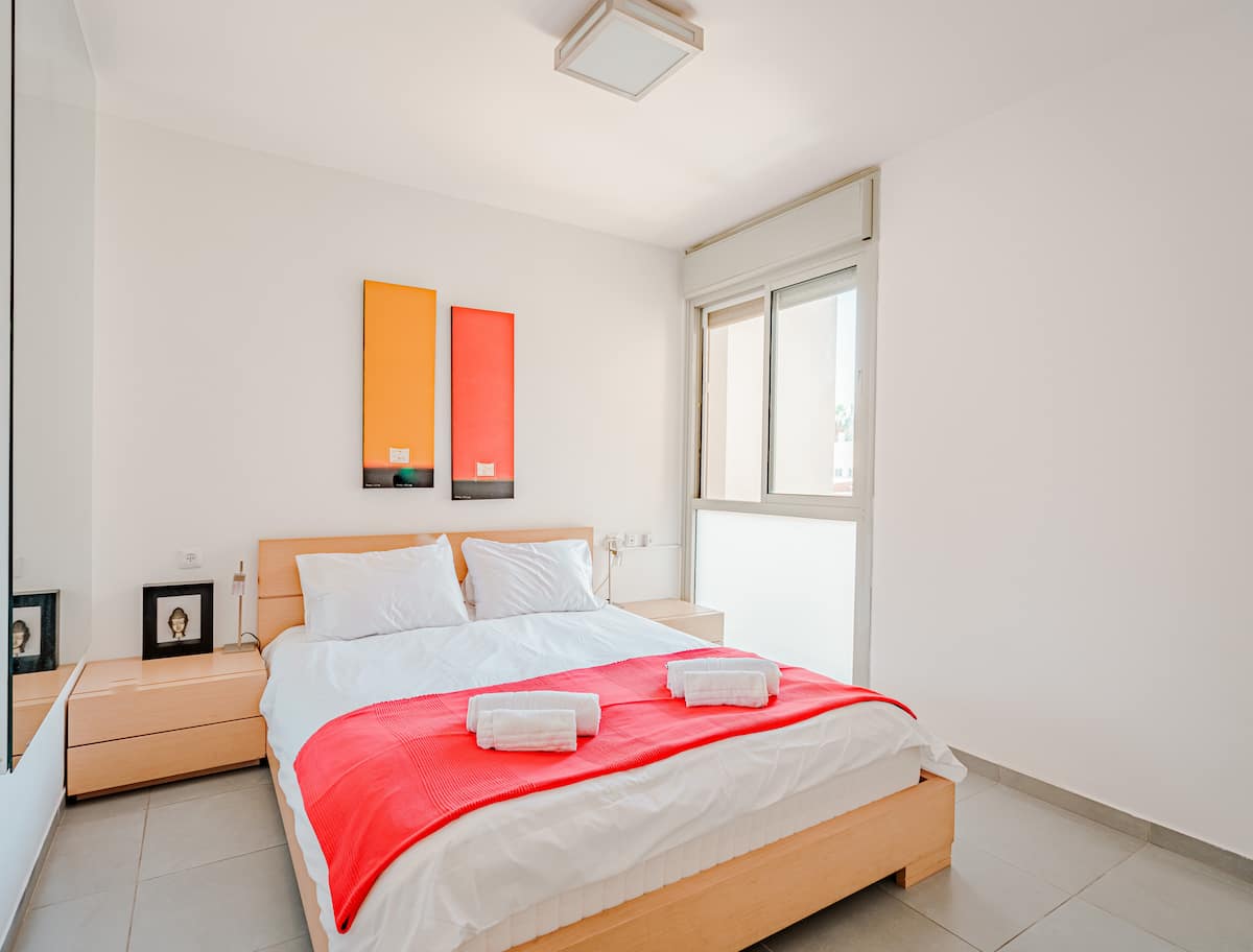 Harova Apartment Jaffa – bathroom with shower