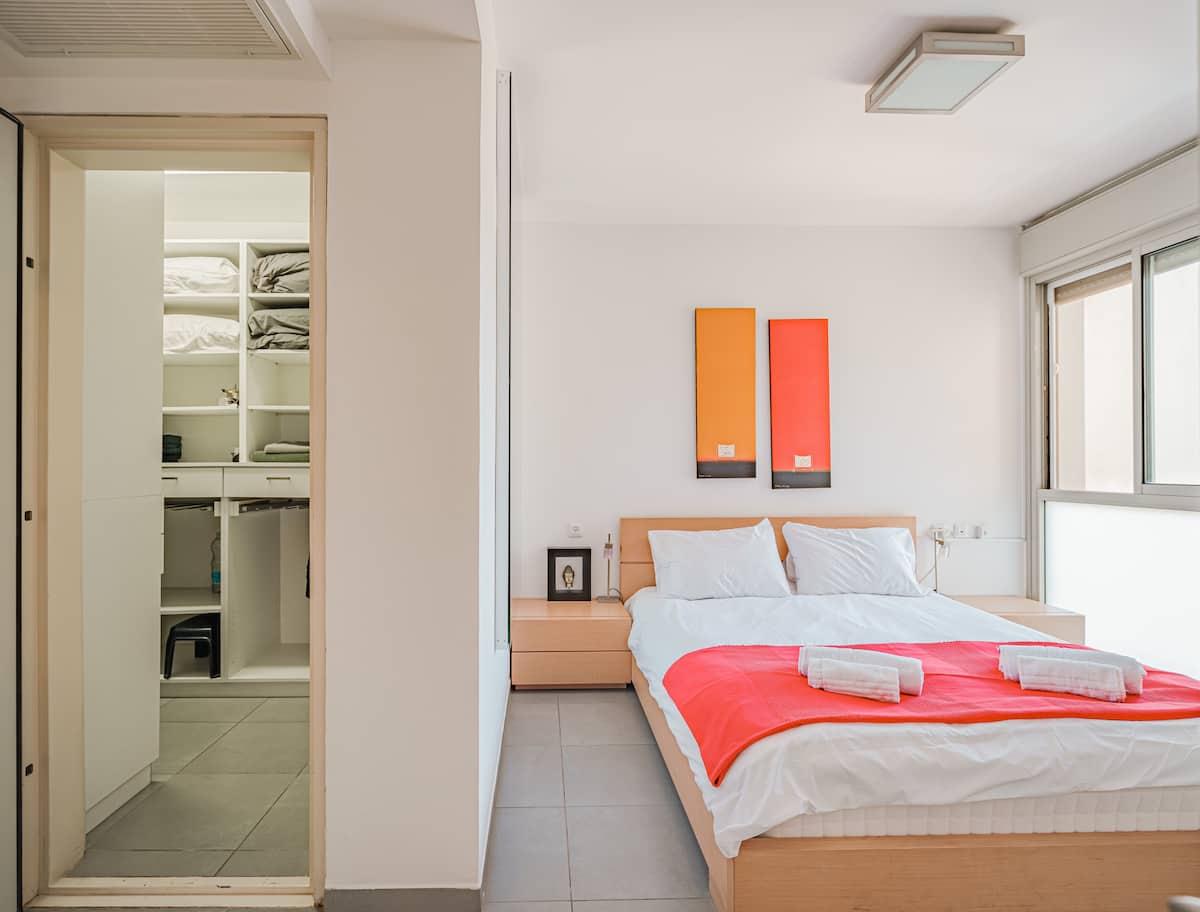 Harova Apartment Jaffa – main bedroom with large double bed