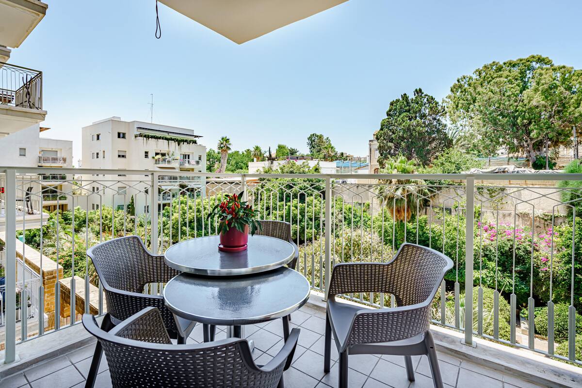 Harova Apartment Jaffa – apartment building lobby with elevator