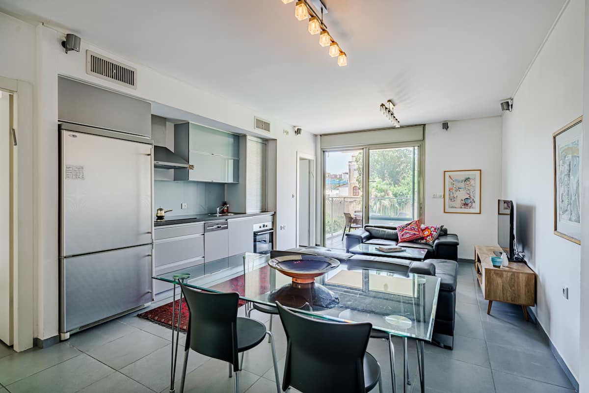 Harova Apartment Jaffa – dining table and open living space