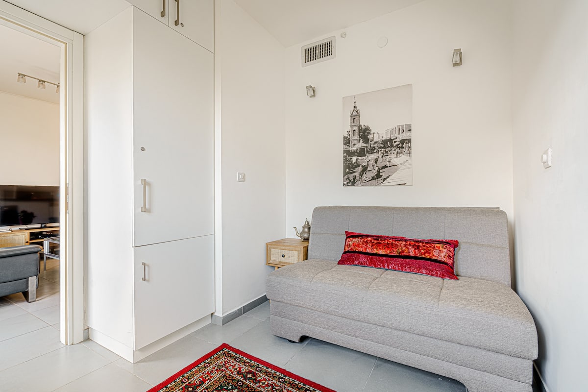 Harova Apartment Jaffa – living area with dining table and balcony doors