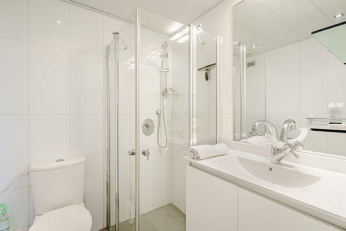 Harova Apartment Jaffa – hallway leading to the bedrooms