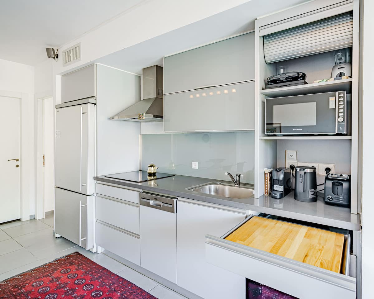 Harova Apartment Jaffa – fully equipped modern kitchen