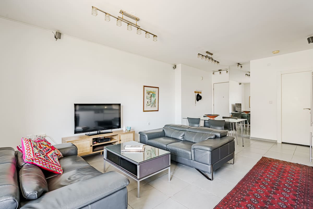 Harova Apartment Jaffa – spacious living area with TV and sofas