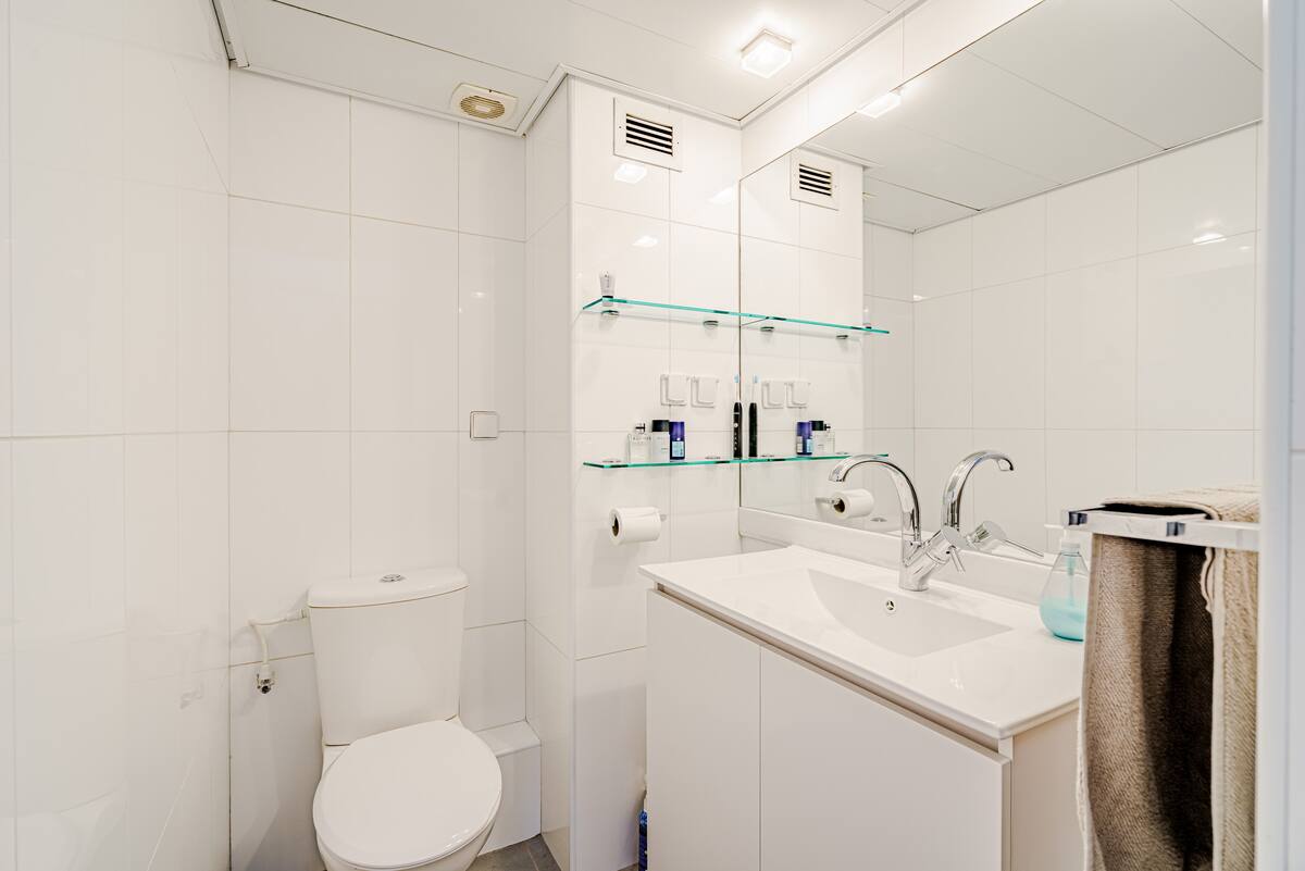 Harova Apartment Jaffa – second bathroom with shower
